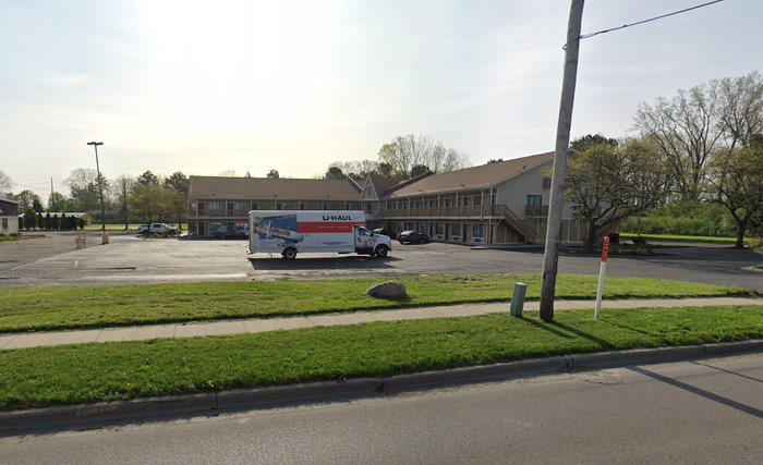 Wallis Drive-In - Wallis East 2006 - G-1431 S Center Rd - 2022 Street View (newer photo)